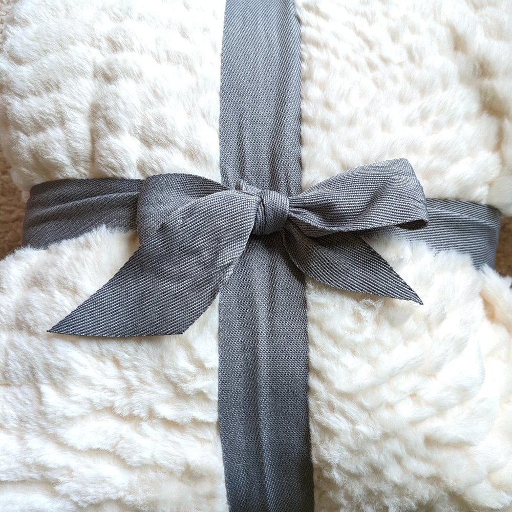 Better Homes & Gardens Super Soft Off White Plush Blanket Throw 62" x 50.5" NEW